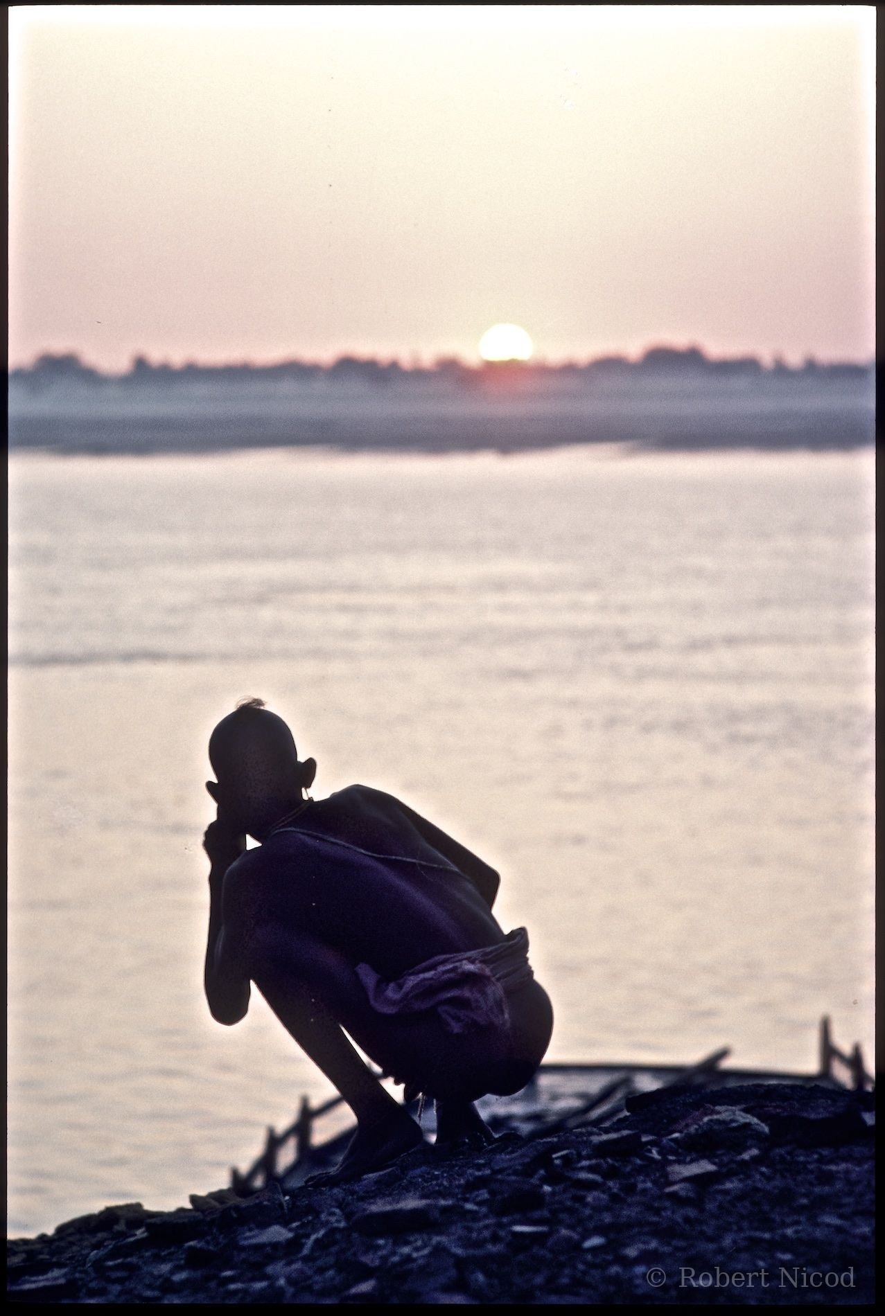 Reportage Inde 1977 — Ascète au soleil levant, Varanasi 1977