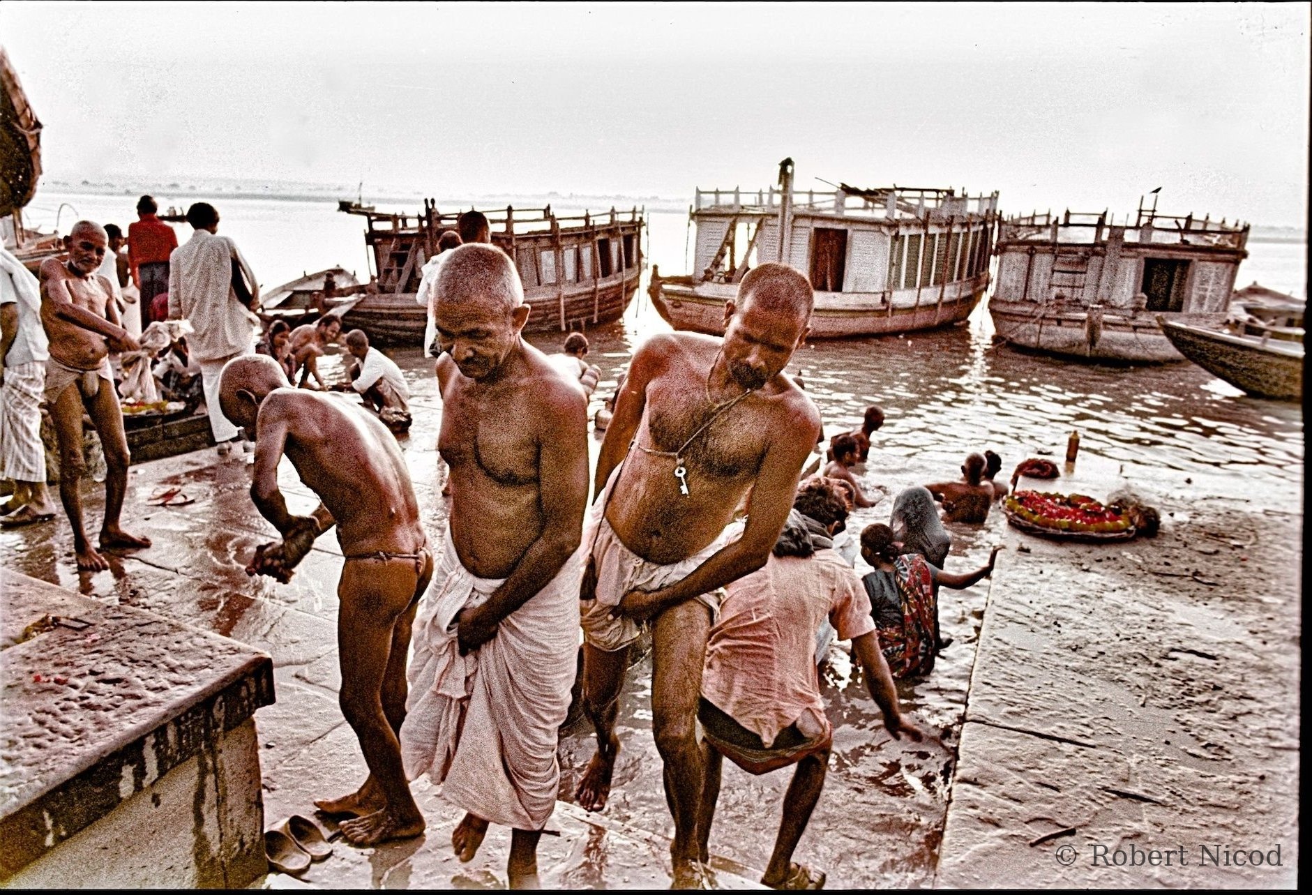 Reportage Inde 1977 — Bains rituels dans le Gange, Varanasi 1977
