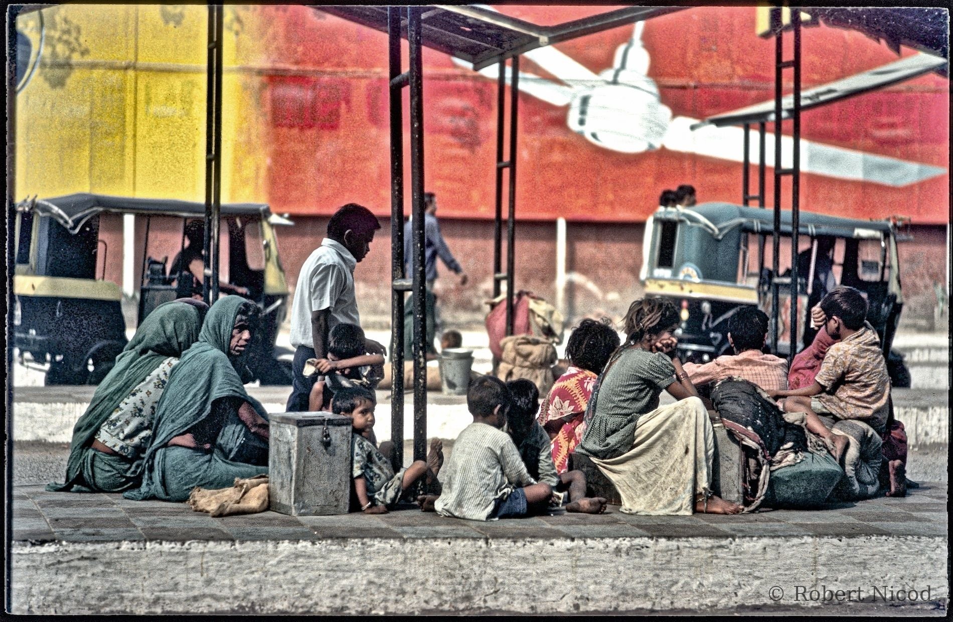 Reportage Inde 1977 — En attendant le train, Delhi 1977