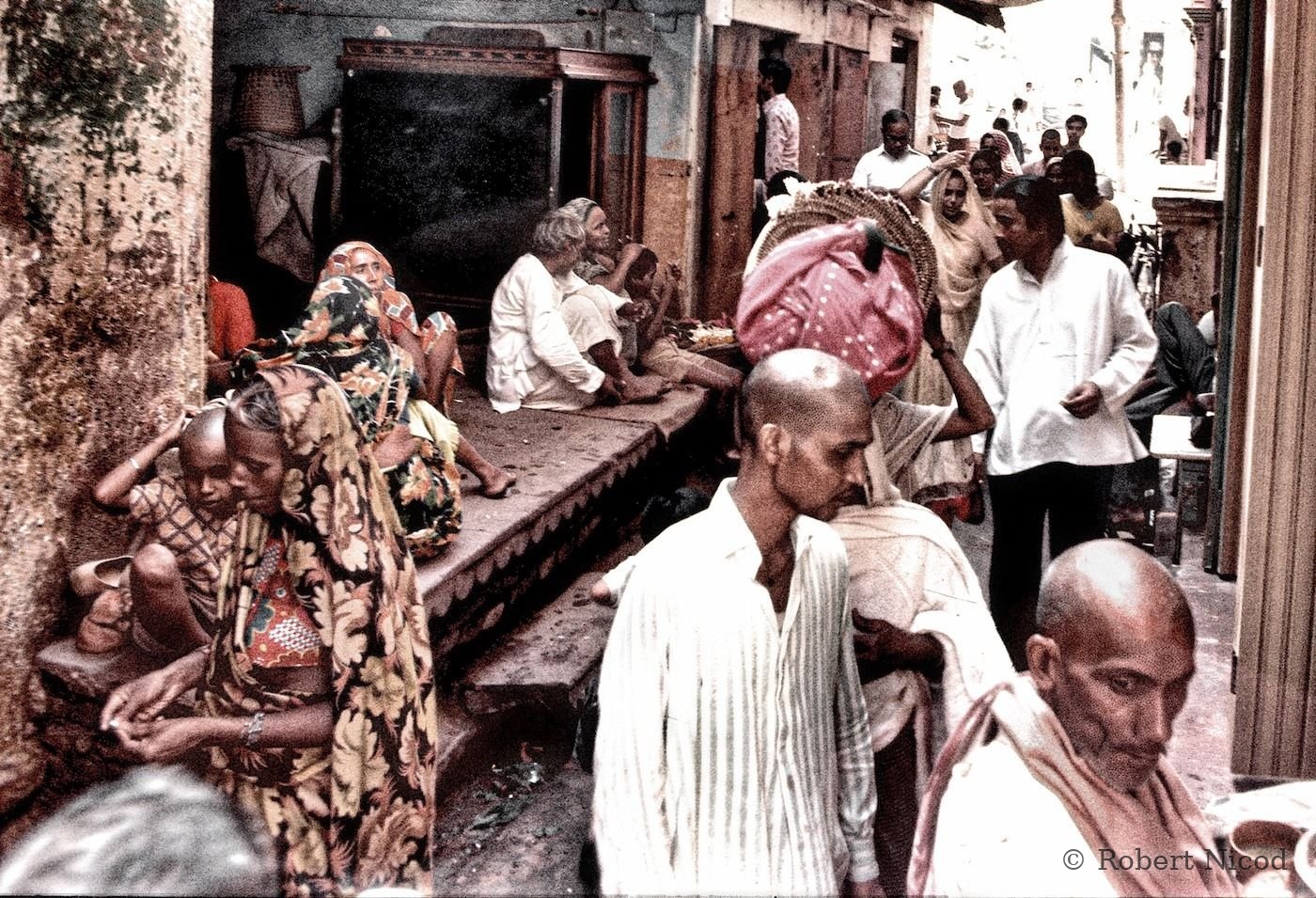 Reportage Inde 1977 — Ruelle bondée, comme partout, Delhi 1977