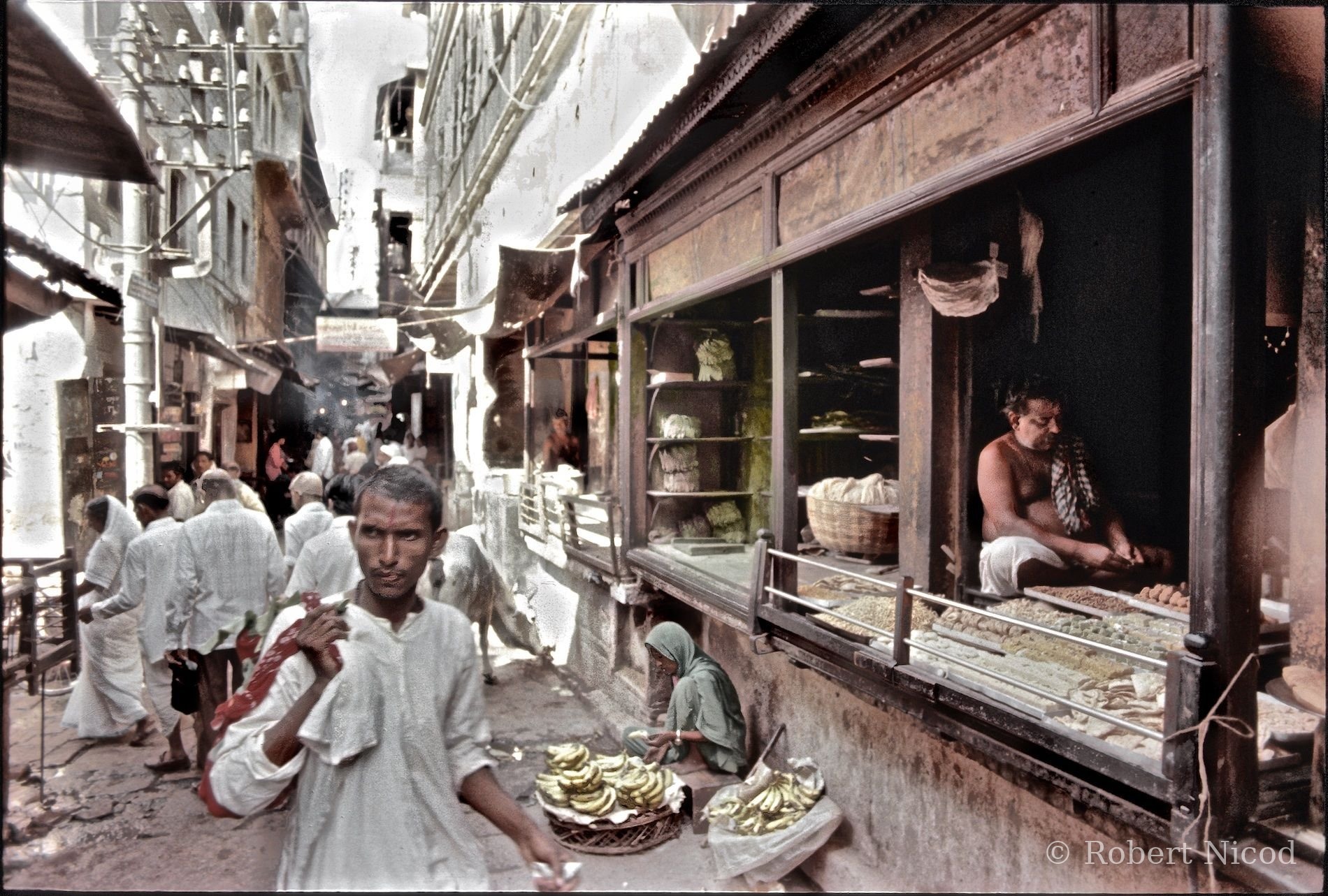 Reportage Inde 1977 — Échoppe typique ouverte sur la rue, Delhi 1977
