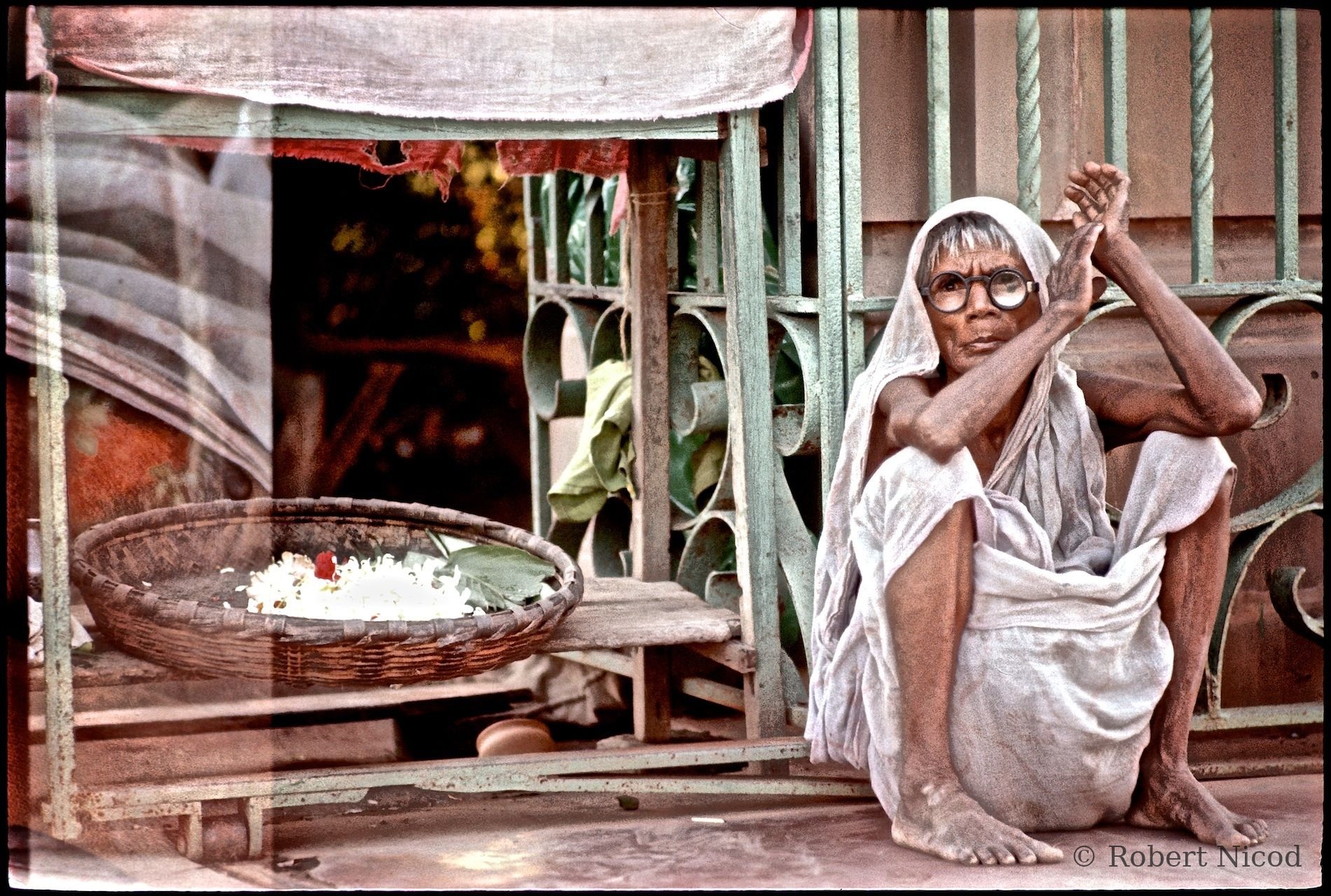 Reportage Inde 1977 — Vieille femme au travail, Delhi 1977