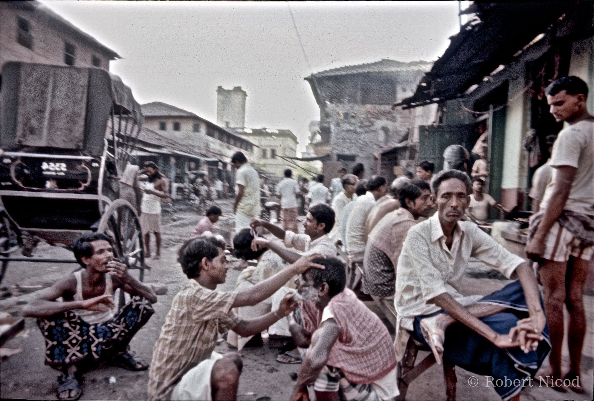 Reportage Inde 1977 — Barbier de rue, Delhi 1977