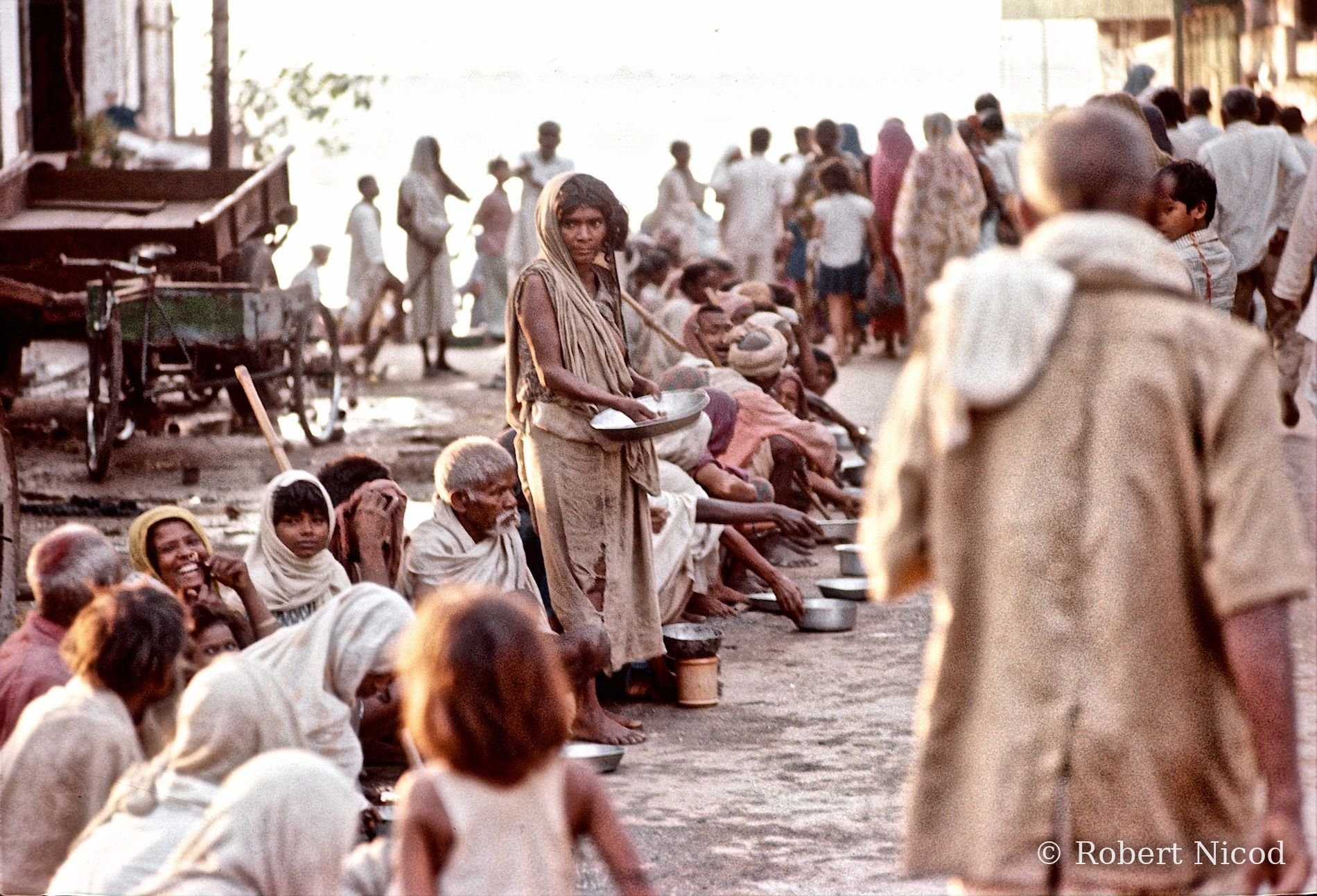 Reportage Inde 1977 — Distribution de nourriture, Delhi 1977