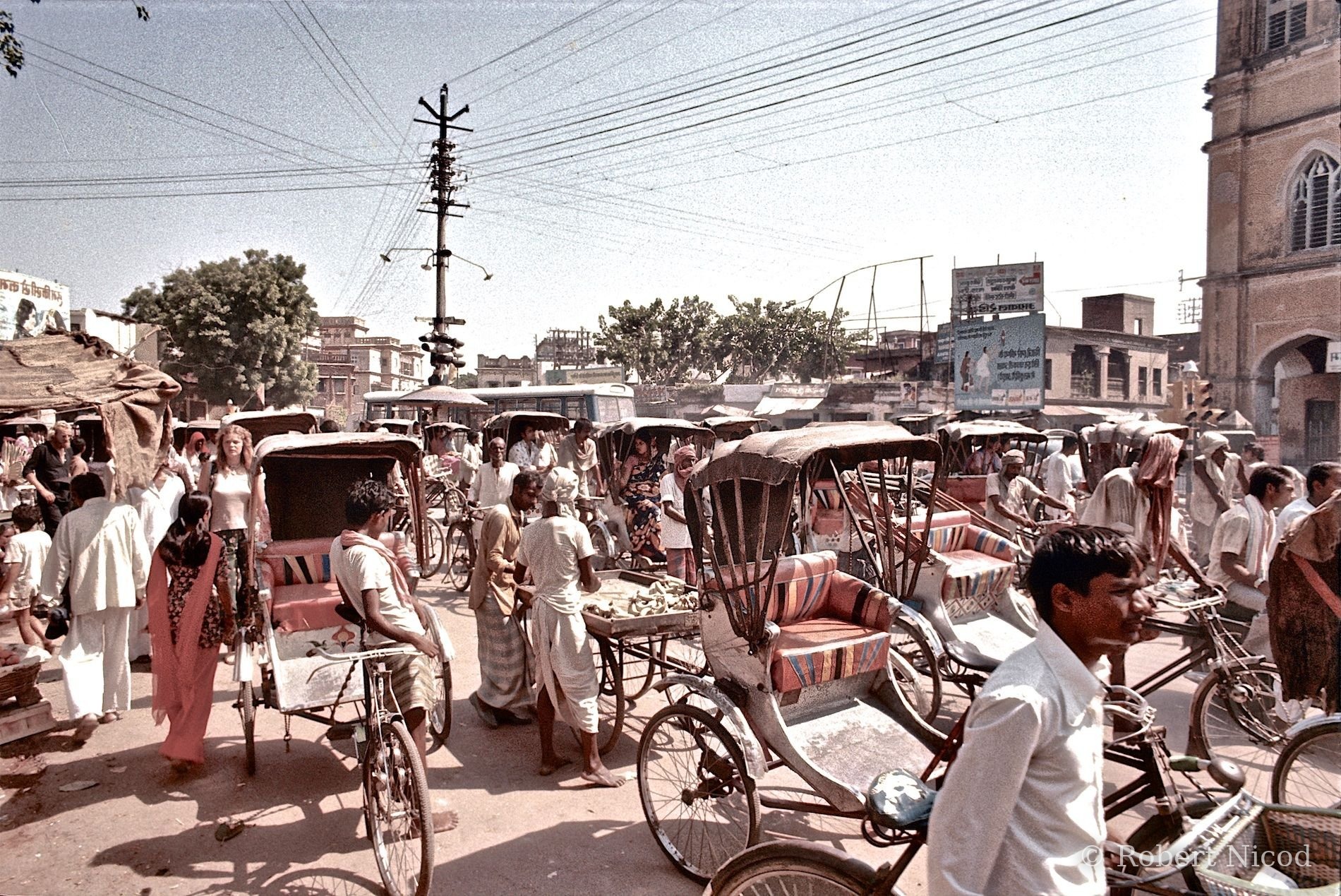 Reportage Inde 1977 — Rickshaws en attente, devant la gare, Delhi 1977