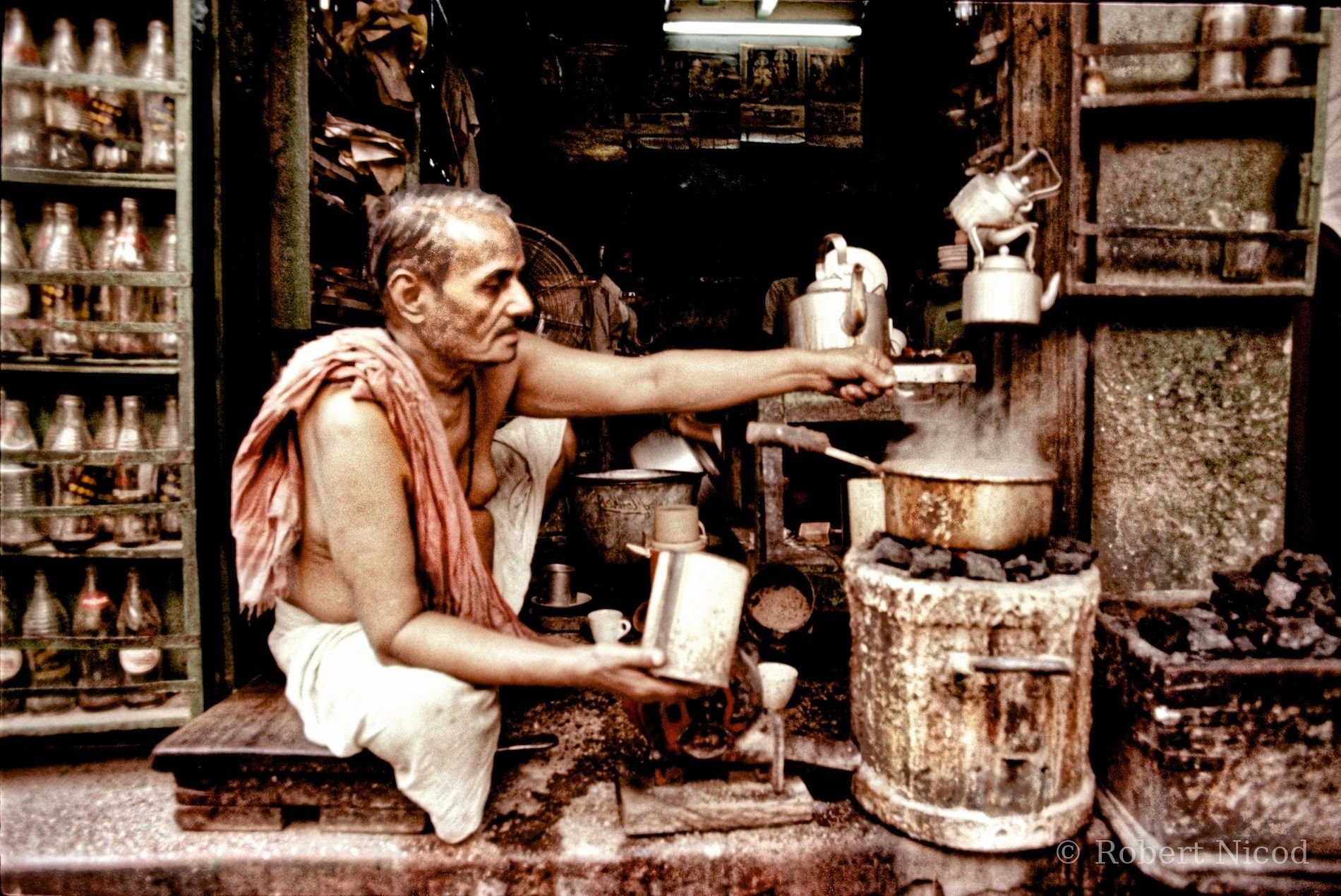 Reportage Inde 1977 — Thé bouillant sur braises, Delhi 1977