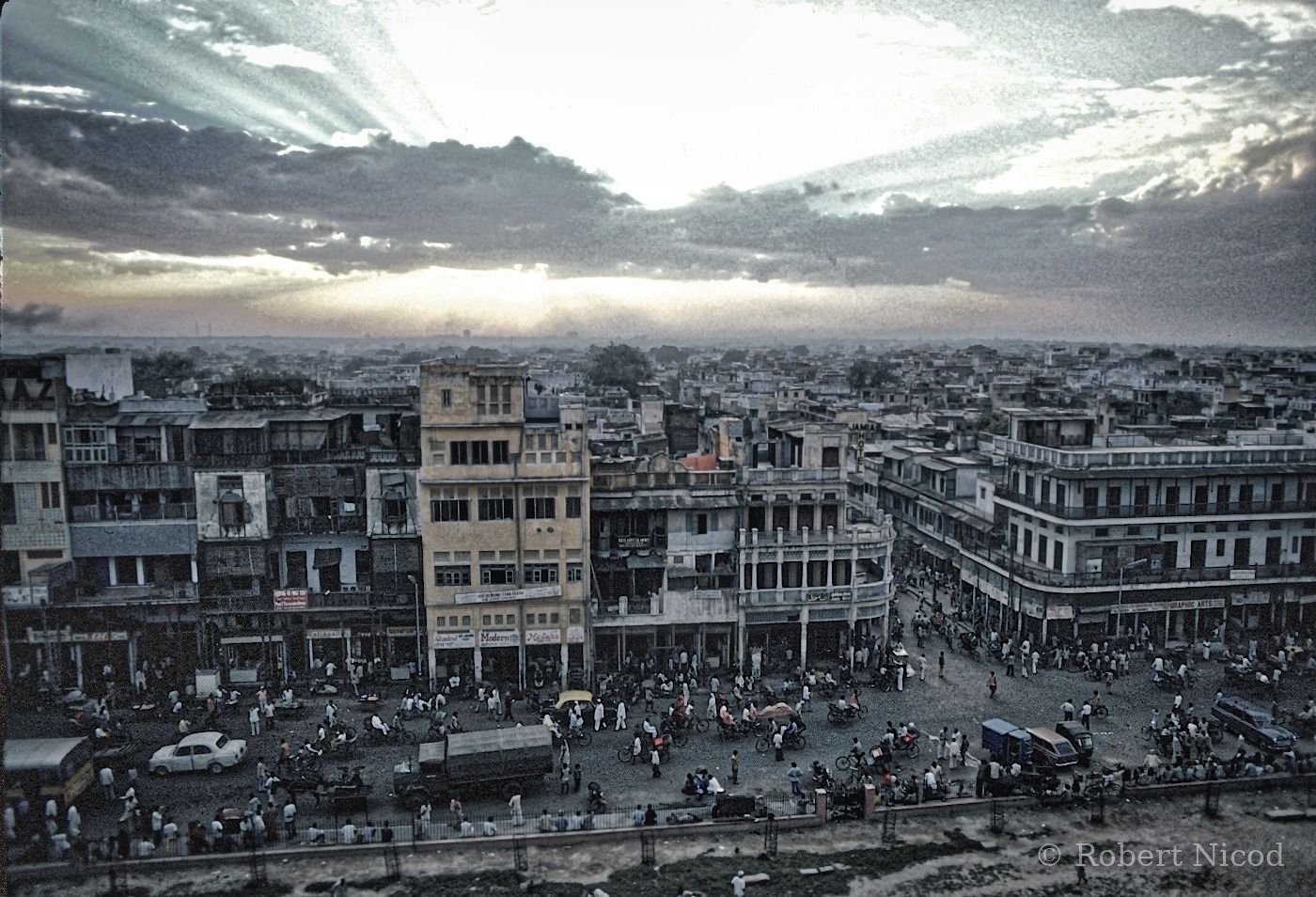 Reportage Inde 1977 — Le carrefour au crépuscule, Delhi 1977