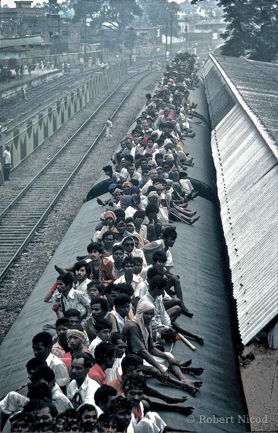 Reportage Inde 1977 — Faute de place, sur le toit du train, Inde 1977