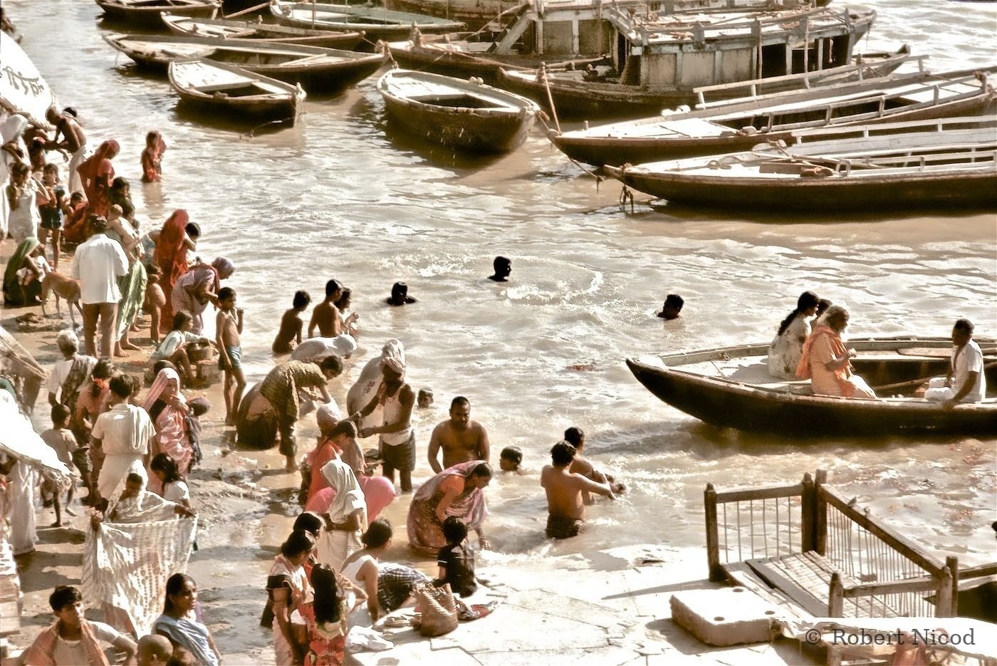 Reportage Inde 1977 — Les ghats, cœur spirituel de la ville, Varanasi 1977