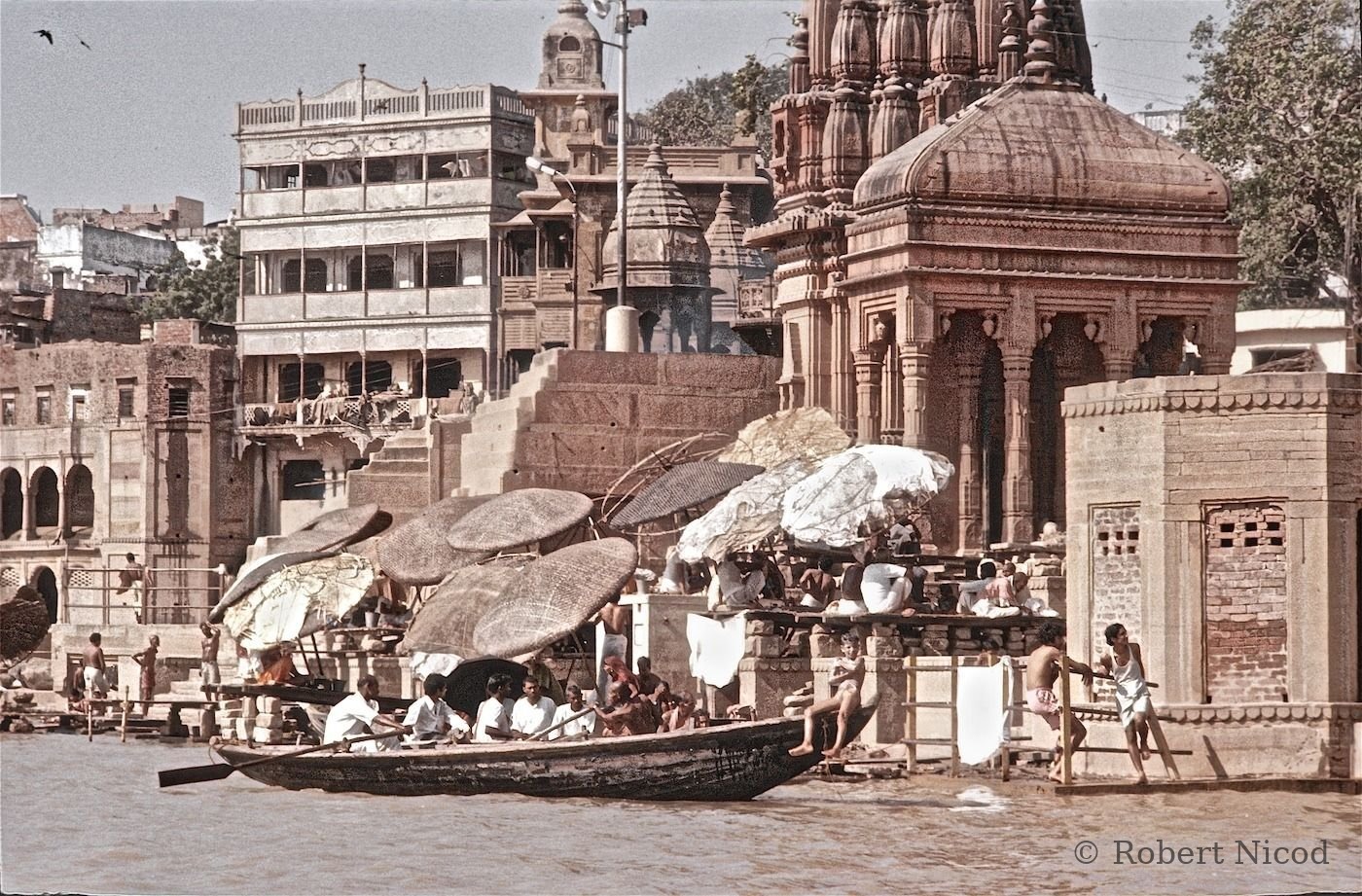 Reportage Inde 1977 — Touristes indiens sur le Gange, Varanasi 1977