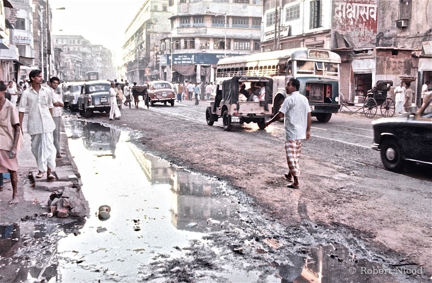 Reportage Inde 1977 — Rue inondée, Calcutta 1977