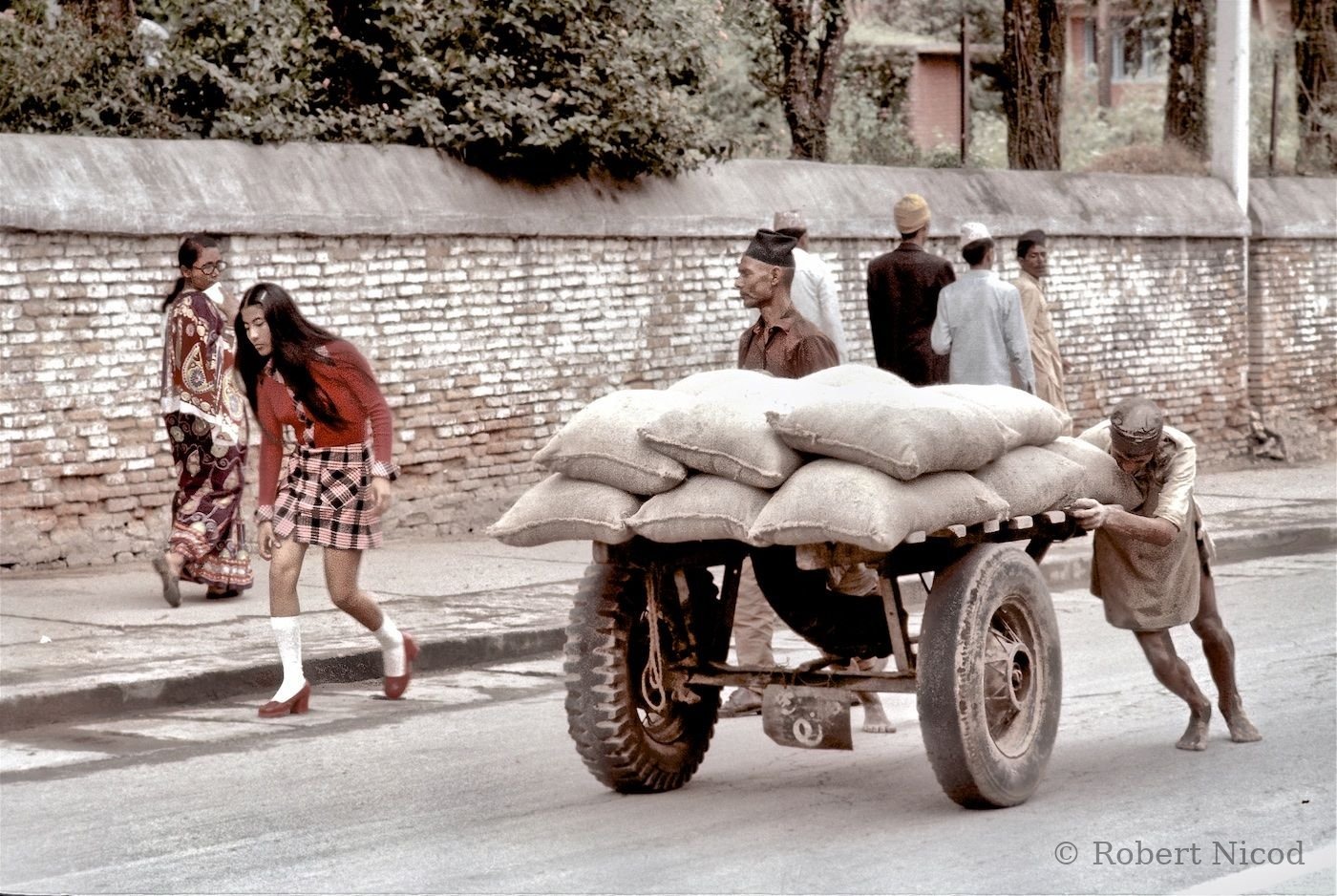 Reportage Népal 1977 — La minijupe fait son apparition, Katmandou 1977