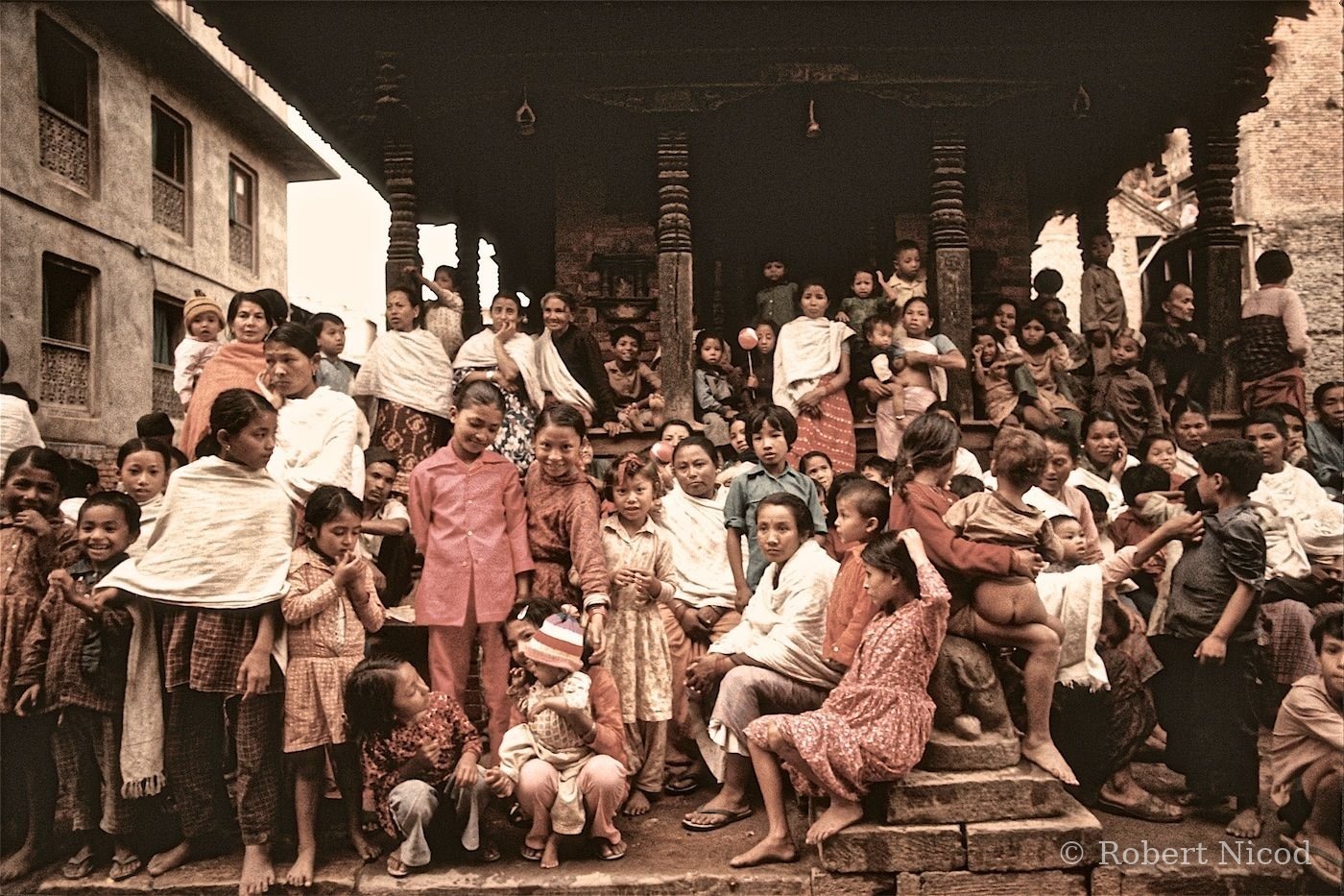 Reportage Népal 1977 — Fête d'Indra Jatra. Femmes et enfants réunis devant un temple pour assister au passage du char de la Kumari, Katmandou 1977