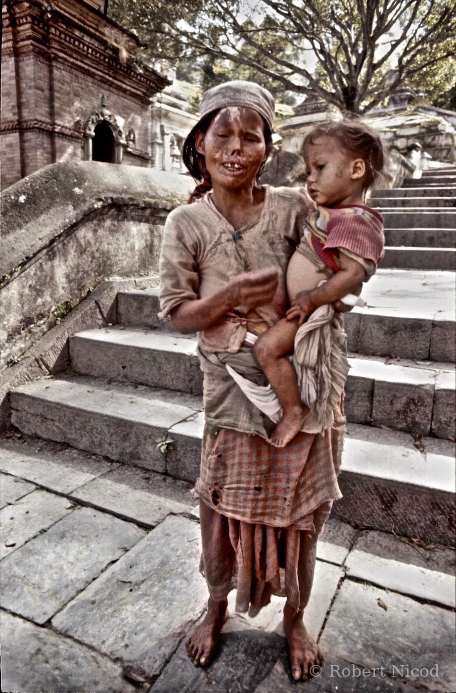 Reportage Népal 1977 — Femme faisant l'aumône avec son enfant, Katmandou 1977