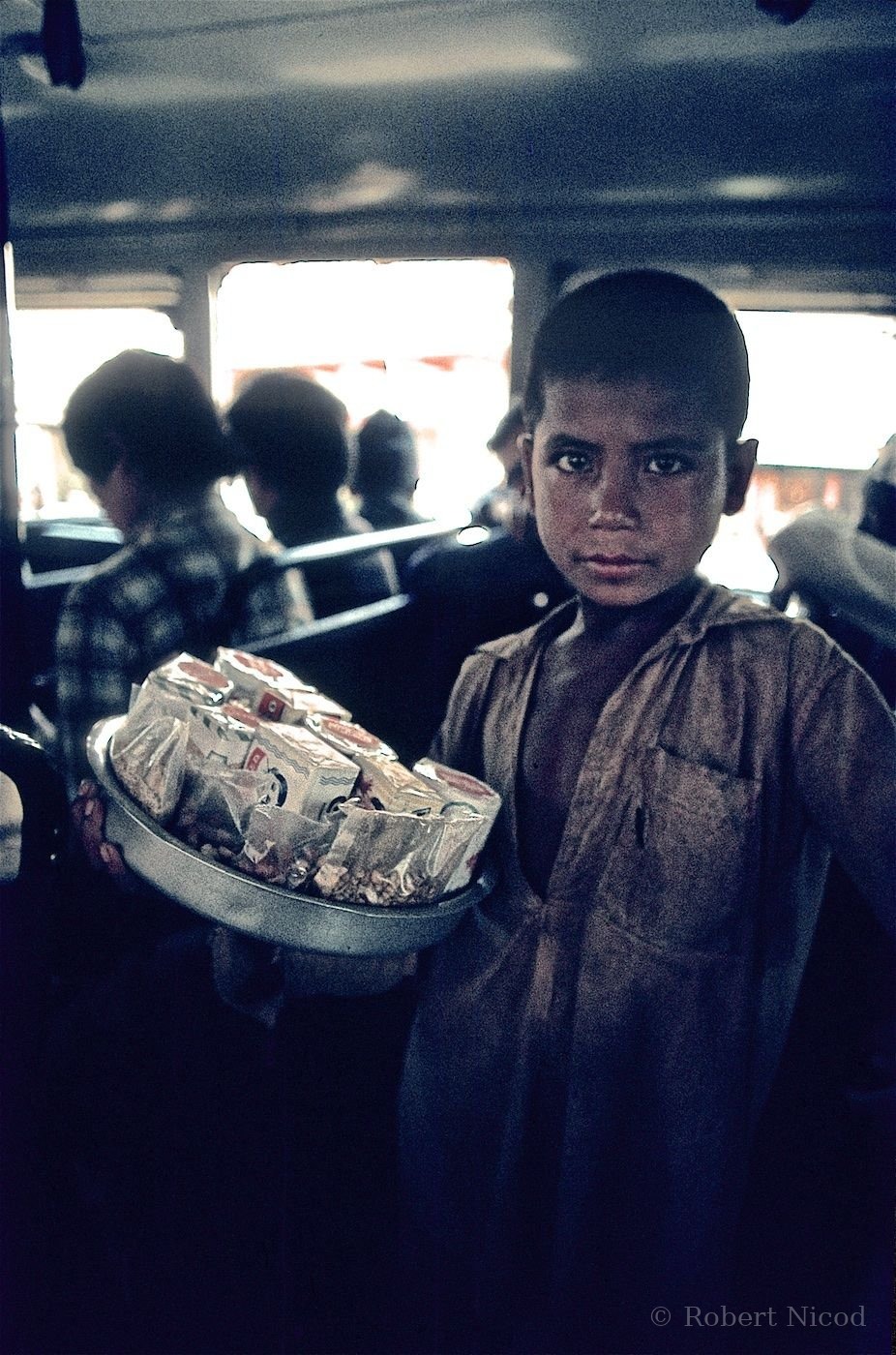 Reportage Népal 1977 — Enfant-vendeur monté dans le bus lors d'une halte, Route de Katmandou à Pokhara 1977
