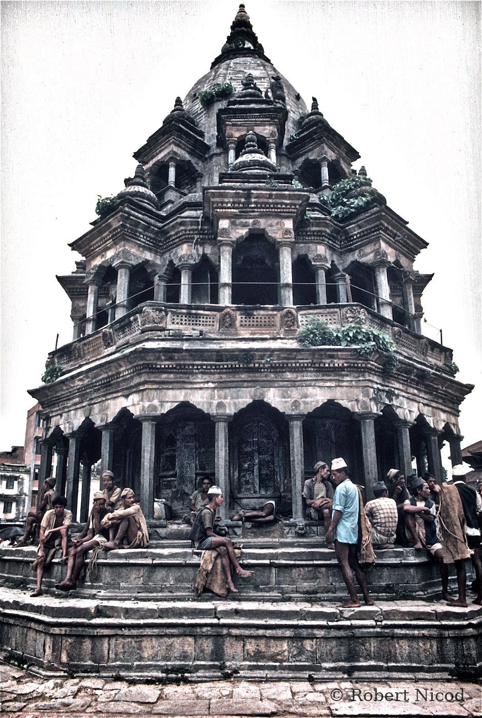 Reportage Népal 1977 — Temple Krishna Mandir, toujours debout après le séisme de 2015, Patan 1977