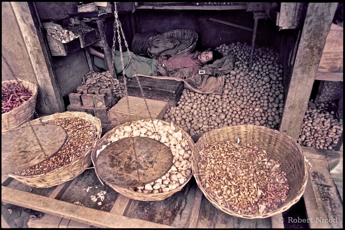 Reportage Népal 1977 — Une sieste entre deux clients, Katmandou 1977