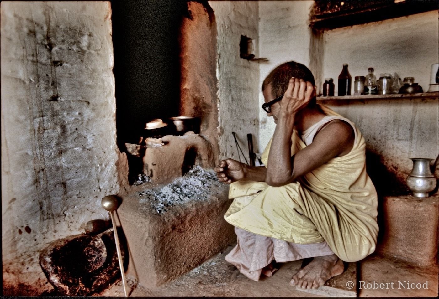 Reportage Népal 1977 — Chauffe-casseroles traditionnel au bois, Katmandou 1977