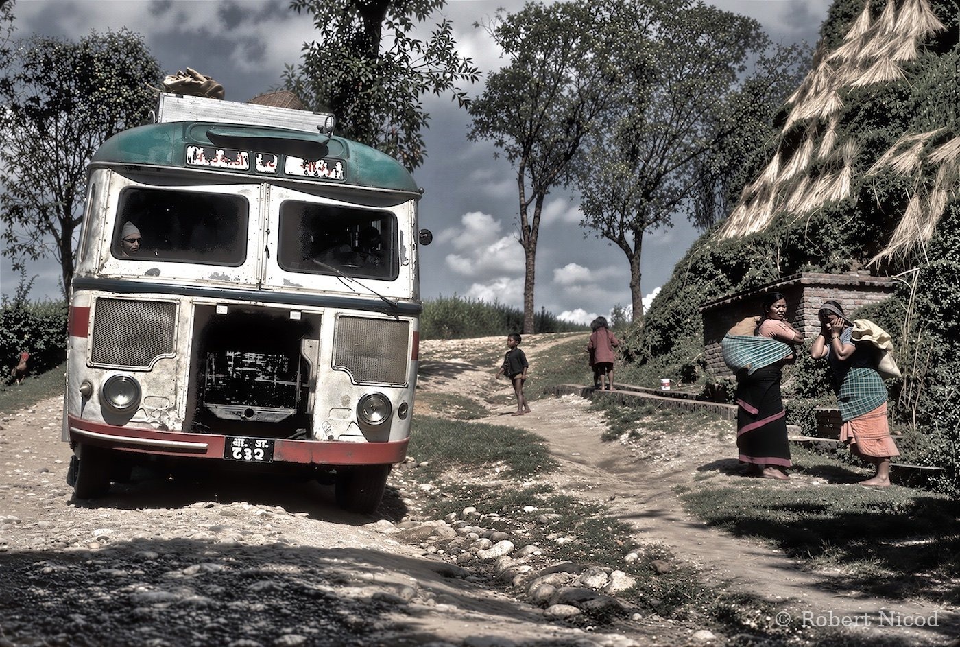 Reportage Népal 1977 — Arrêt de bus rural, Népal 1977