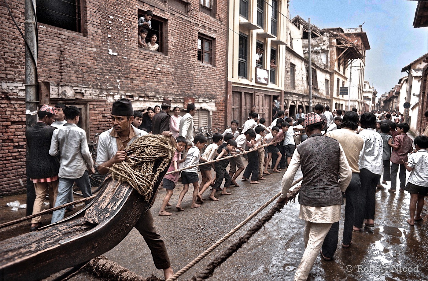 Reportage Népal 1977 — Fête d'Indra Jatra. Habitants et enfants tirent le char à la force des bras, Katmandou 1977