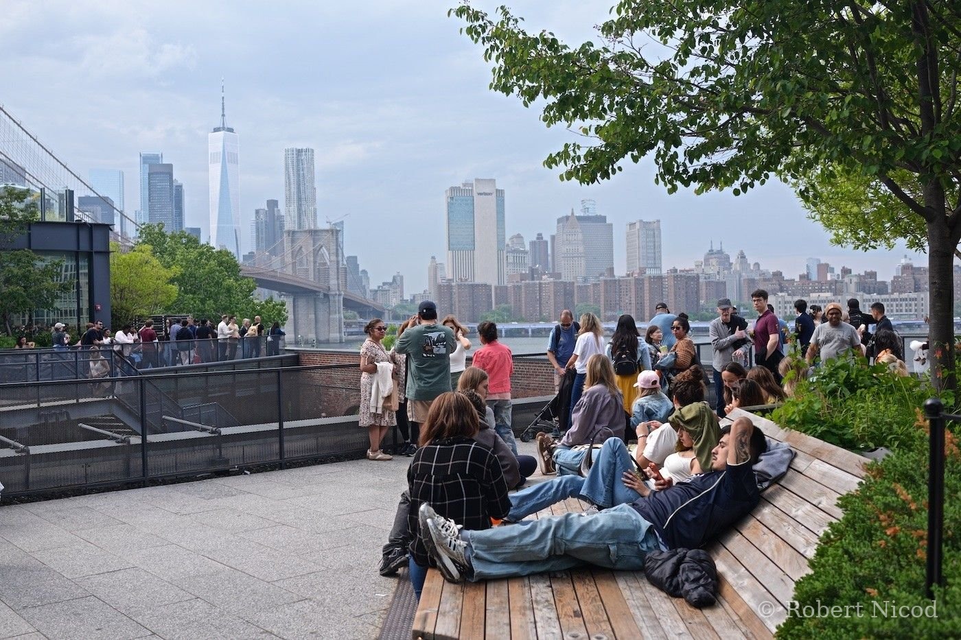 New York — La pause des visiteurs du pont de Brooklyn, New York