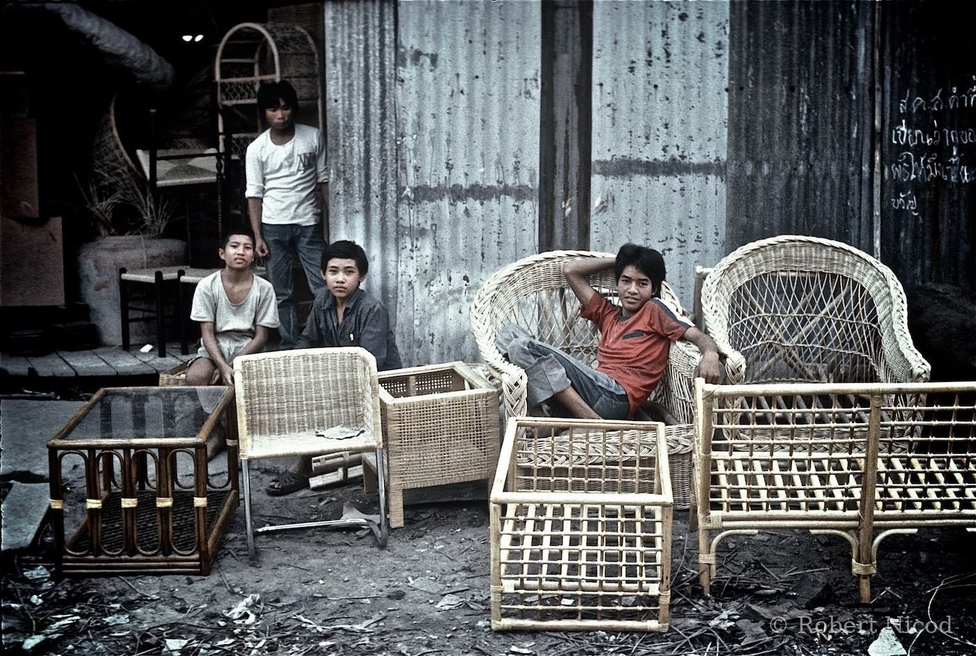 Reportage Thaïlande 1980 — Jeunes ouvriers du rotin, Bangkok 1980