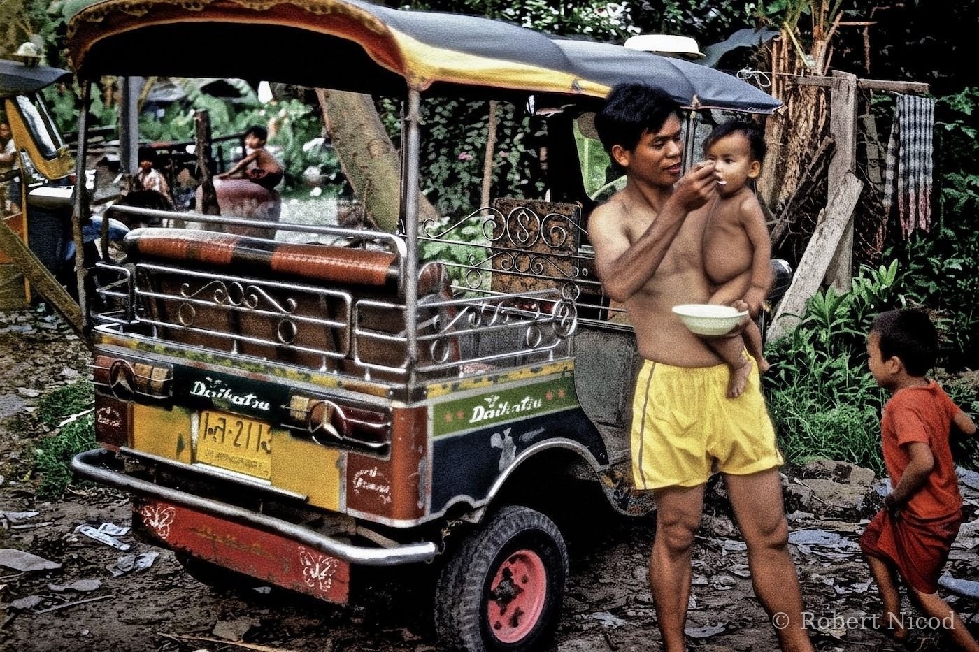 Reportage Thaïlande 1980 — Fin de journée d'un chauffeur de Tuk-Tuk, Bangkok 1980