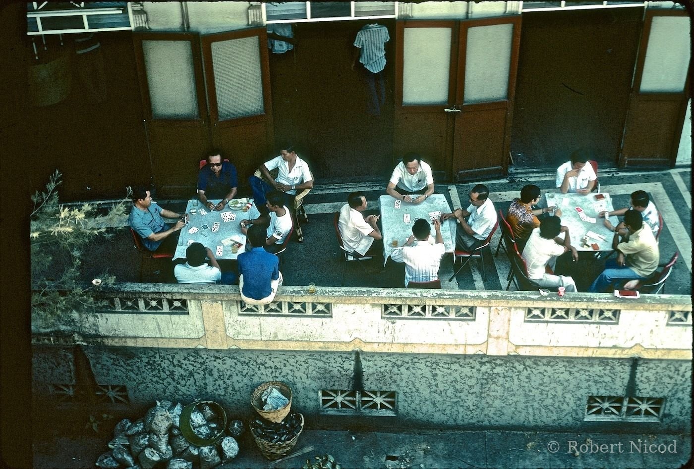Reportage Thaïlande 1980 — Partie de cartes en terrasse, Bangkok 1980