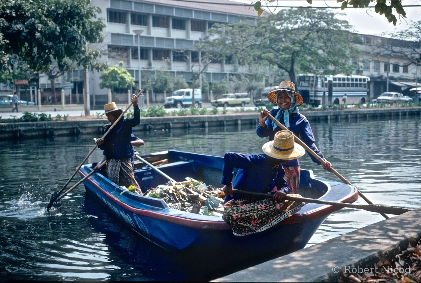 Reportage Thaïlande 1980 — Femmes souriantes nettoyant le canal, Bangkok 1980