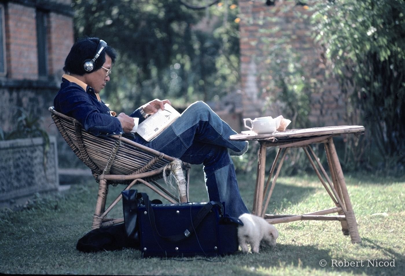 Des touristes en Asie — Japonais précurseur et son magnétophone, ancêtre du Walkman, Hôtel à Katmandou 1977