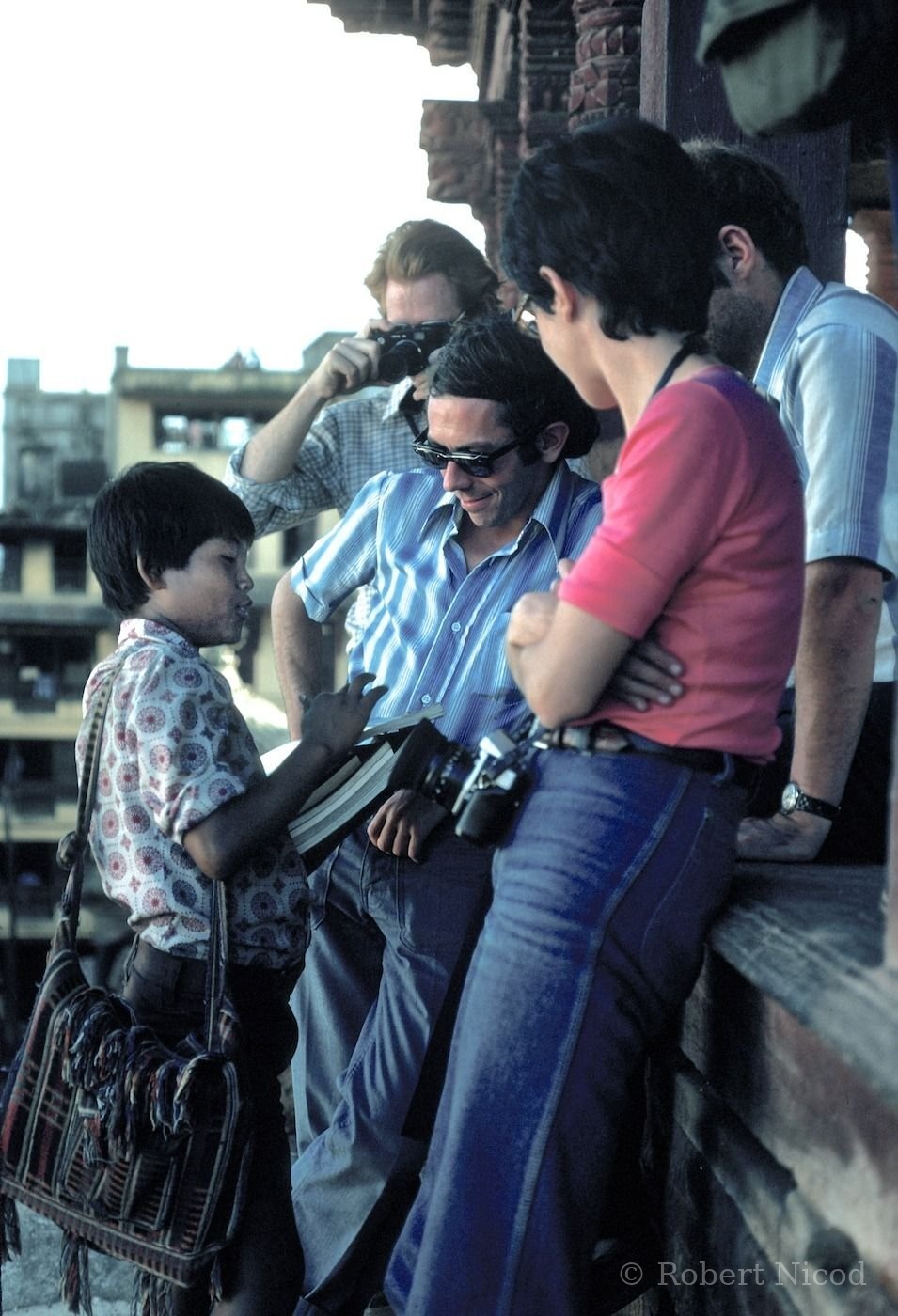 Des touristes en Asie — Rencontre avec un jeune vendeur, Katmandou 1977