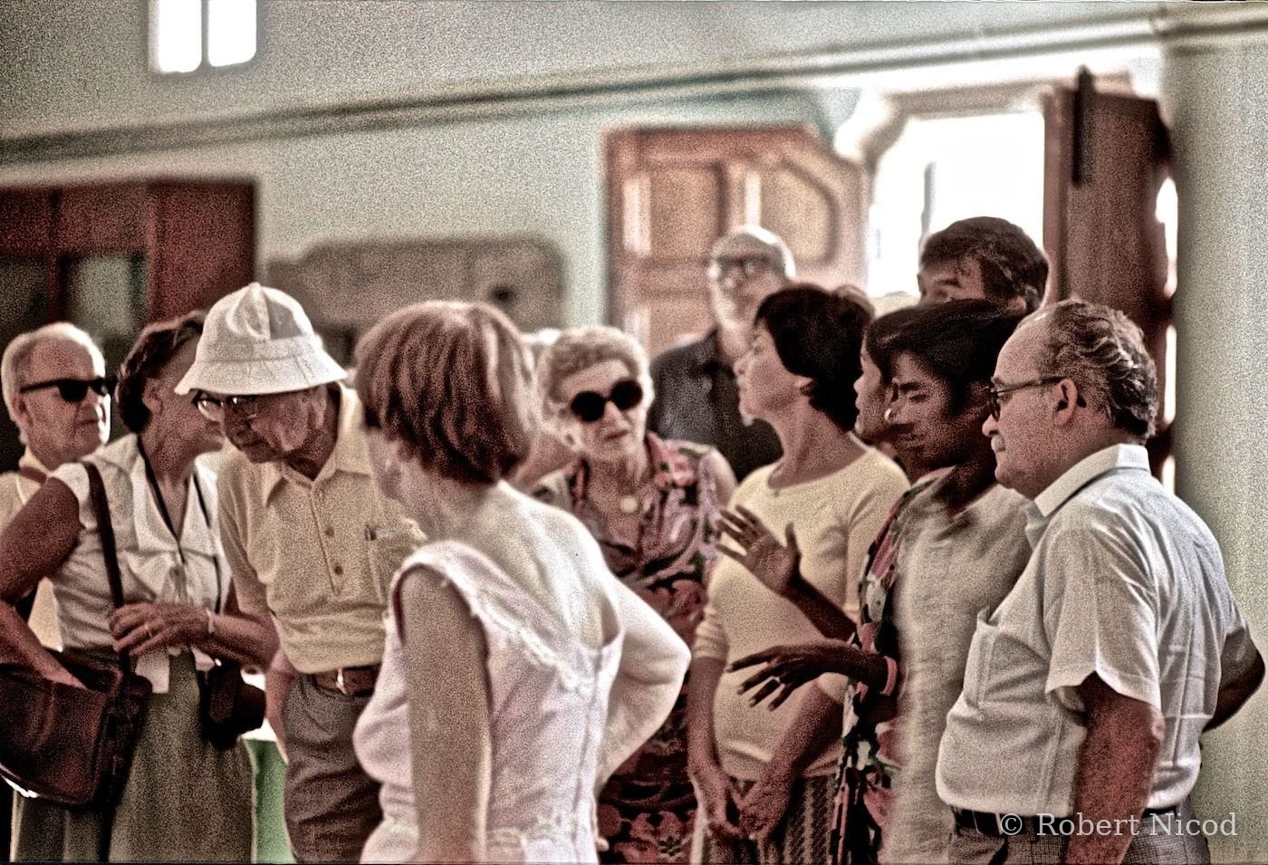 Des touristes en Asie — Groupe en voyage organisé, Delhi 1977