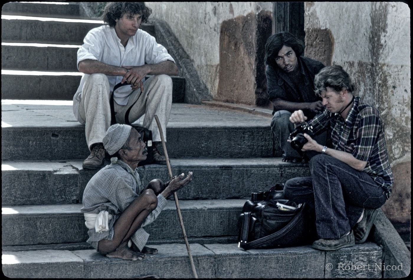 Des touristes en Asie — Photographe professionnel à son tour observé, Pashupatinath 1977
