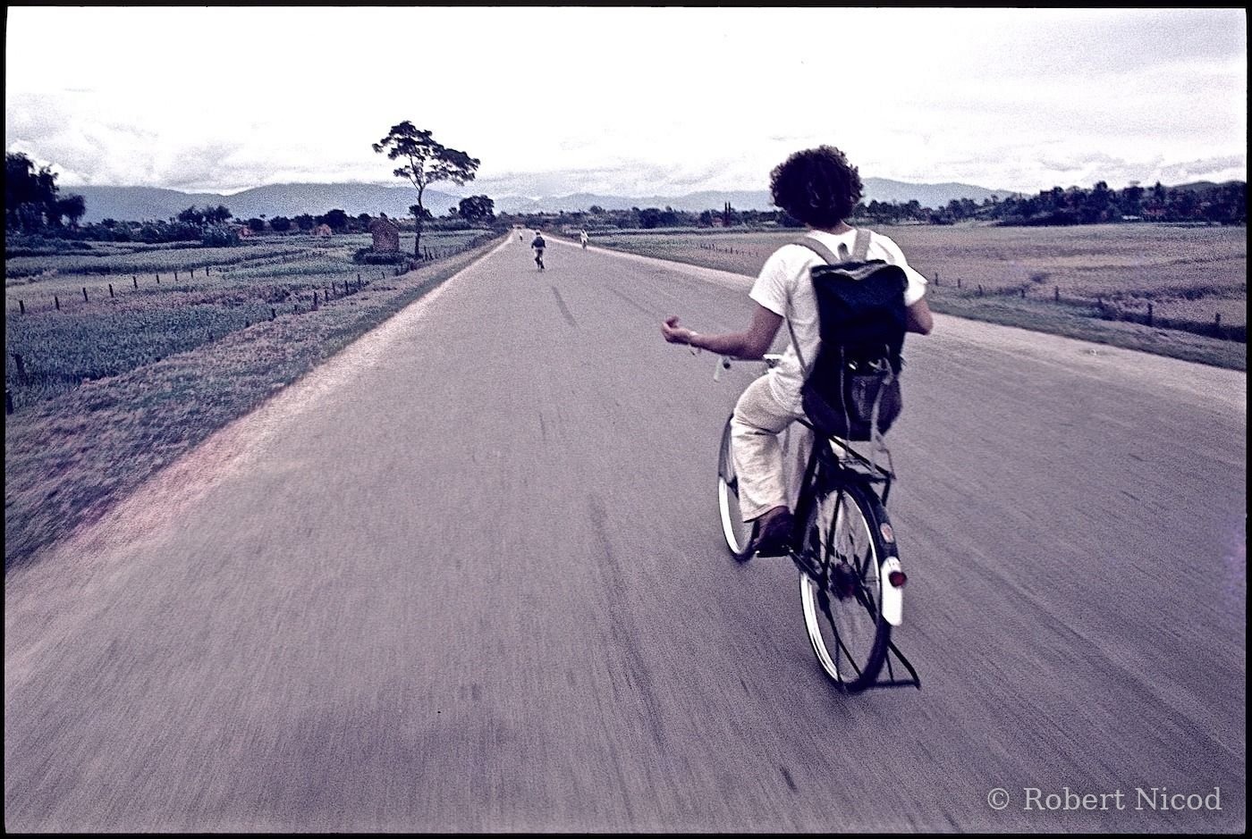 Des touristes en Asie — Simulant un air de guitare, Route de Pashupatinath 1977